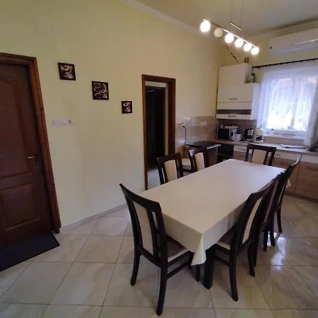 Kurucz Vendeghaz Apartment Hajduszoboszlo